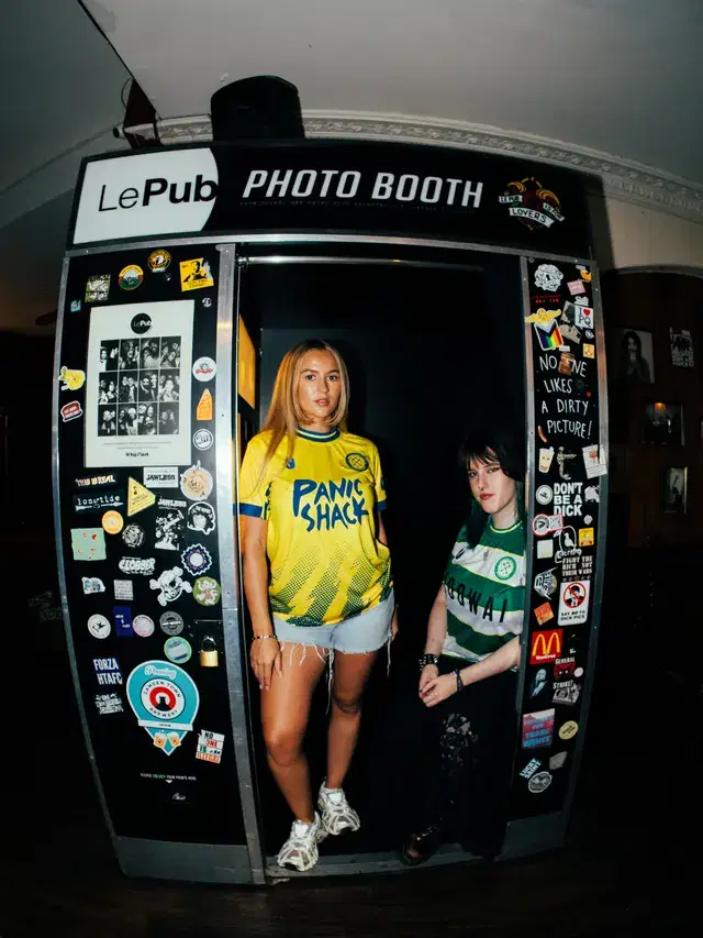 Two models standing in the Le Pub photo booth
